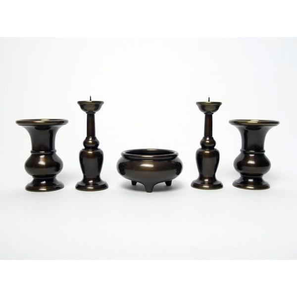五具足（机上香炉・花立一対・燭台一対）の配置例